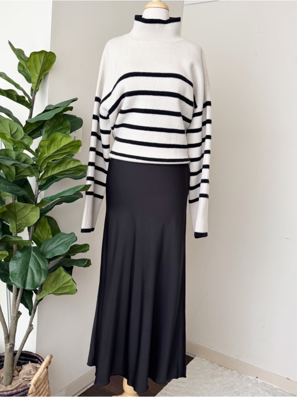 Black Midi satin slip Skirt - Picture 6 of 7